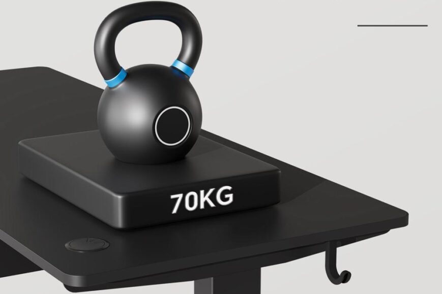 Een zwarte kettlebell met een blauw accent staat op een zwart platform met de tekst "70KG". De afbeelding benadrukt de stevigheid en het hoge draagvermogen van de kettlebell, ideaal voor krachttraining.