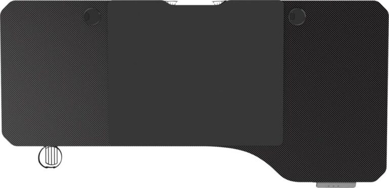 Afbeelding van een grote, zwarte, op maat gemaakte bureauonderlegger met een textuur van carbon fiber. De onderlegger heeft een rechter hoorn en een uitsparing aan de onderkant voor een comfortabele werking.