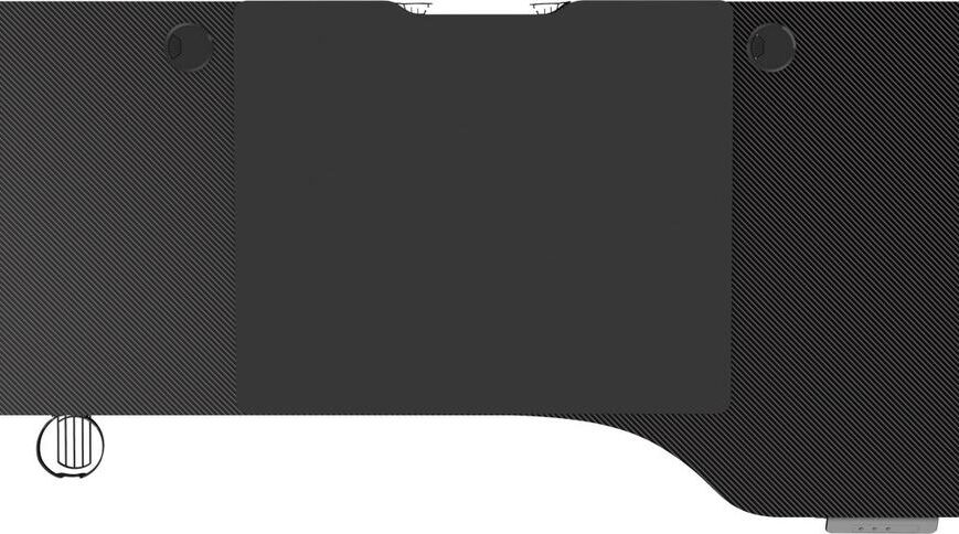 Afbeelding van een grote, zwarte, op maat gemaakte bureauonderlegger met een textuur van carbon fiber. De onderlegger heeft een rechter hoorn en een uitsparing aan de onderkant voor een comfortabele werking.