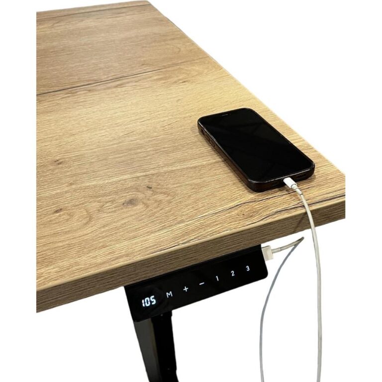 Een houten bureau met een modern digitaal bedieningspaneel aan de zijkant, dat de hoogte-instelling weergeeft. Een smartphone ligt op het bureau, verbonden met een oplaadkabel.