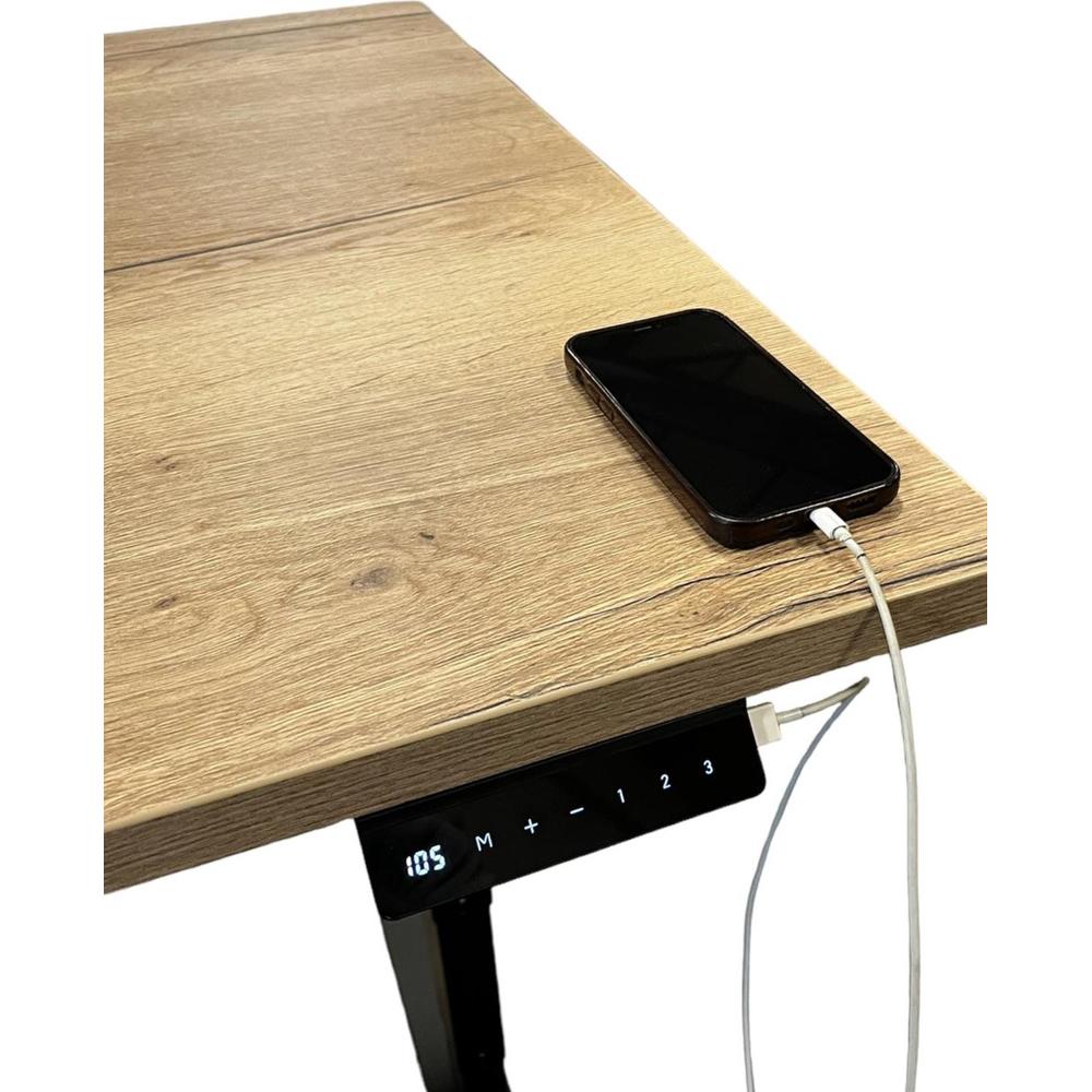 Een houten bureau met een modern digitaal bedieningspaneel aan de zijkant, dat de hoogte-instelling weergeeft. Een smartphone ligt op het bureau, verbonden met een oplaadkabel.