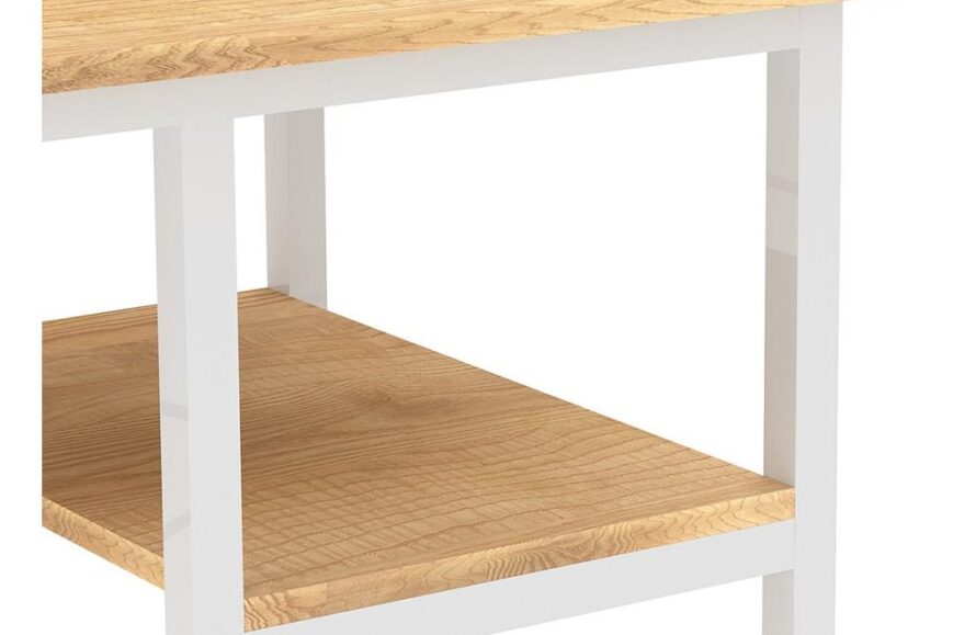 Een close-up van een houten tafel met een lichte, vergrijsde afwerking en een wit onderstel. De tafel heeft een open plank onder het houten blad, wat extra opbergruimte biedt.