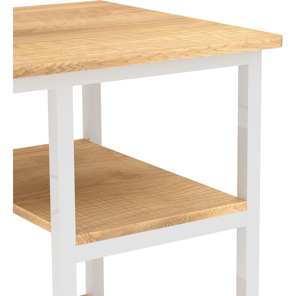 Een close-up van een houten tafel met een lichte, vergrijsde afwerking en een wit onderstel. De tafel heeft een open plank onder het houten blad, wat extra opbergruimte biedt.