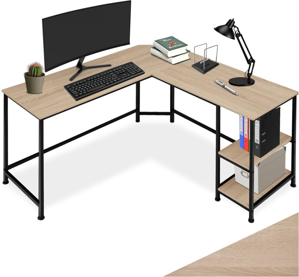 Een lichtgekleurd L-vormig bureau met een zwart frame, uitgerust met een computer, toetsenbord en een bureaulamp. Op het bureau staan ook boeken, een pen en een pot met een cactus, terwijl er aan de zijkant opslagplanken zijn met ordners en een opbergdoos.