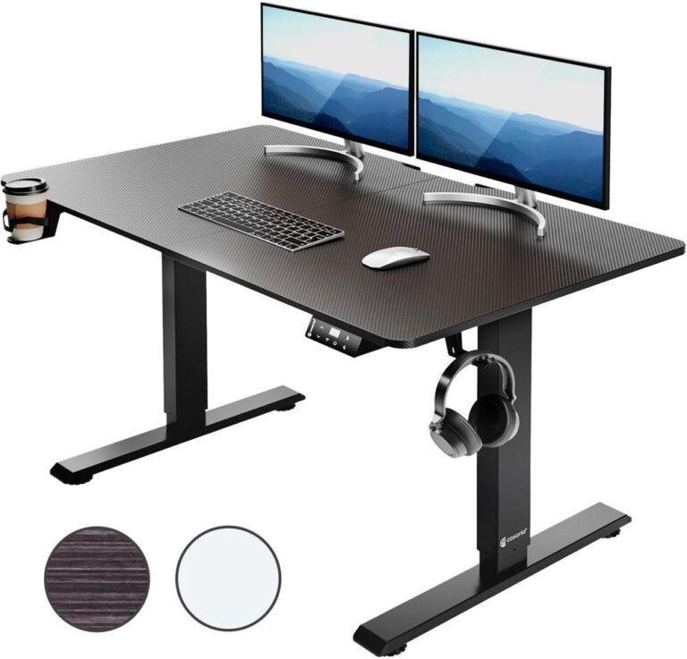 Een modern bureau met een zwart, gestreept blad en een verstelbaar onderstel. Het bureau is uitgerust met twee monitoren, een toetsenbord, een muis, een koffiebekerhouder en een haak voor een koptelefoon.