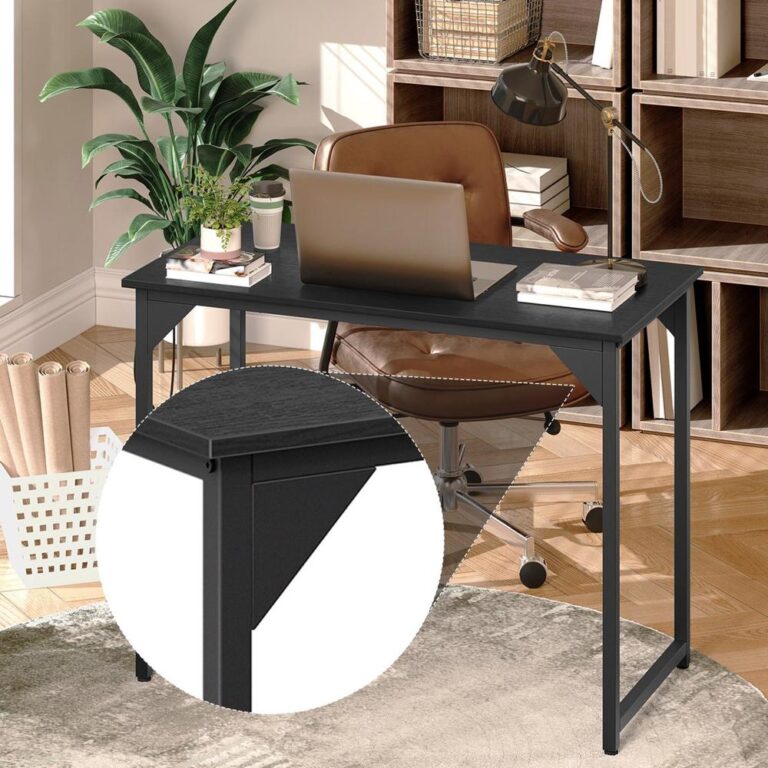 Afbeelding van een moderne zwart bureau met een laptop en boeken, geplaatst in een stijlvolle werkomgeving. De afbeelding toont ook een close-up van de bureauconstructie, inclusief een hoekverbinding voor extra stabiliteit.