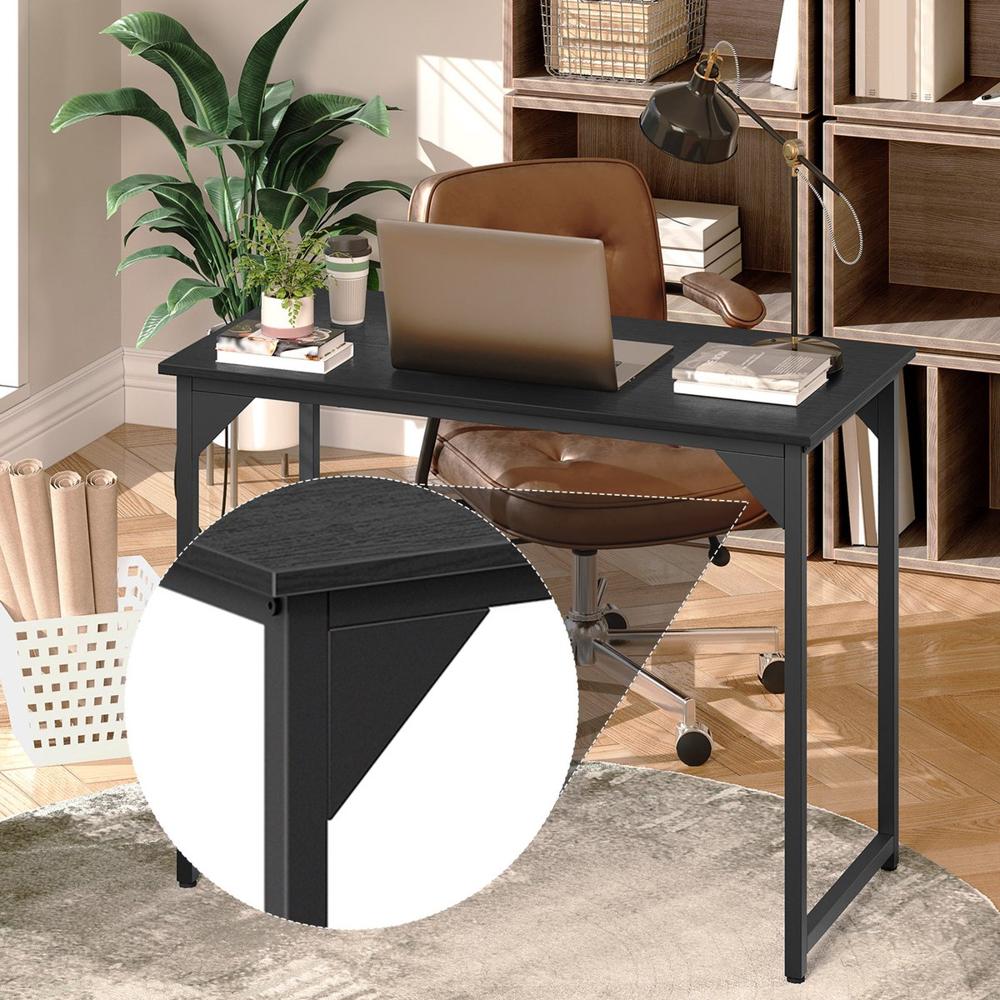 Afbeelding van een moderne zwart bureau met een laptop en boeken, geplaatst in een stijlvolle werkomgeving. De afbeelding toont ook een close-up van de bureauconstructie, inclusief een hoekverbinding voor extra stabiliteit.