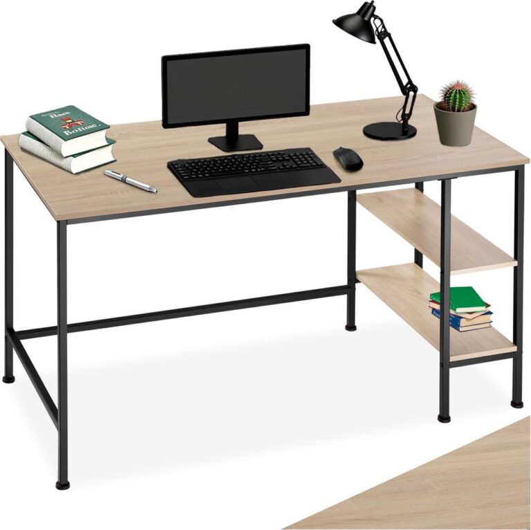 Een moderne bureau met een houten blad en zwarte metalen poten, uitgerust met een computer, toetsenbord, muis en bureau-accessoires. Op de tafel liggen stapels boeken, en er staat een bureaulamp en een cactusplant voor extra decoratie.