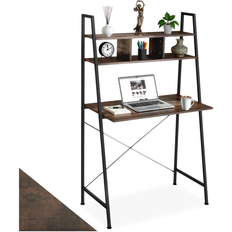 Een moderne bureau met een industriële uitstraling, bestaande uit een houten werkblad en metalen steunbeugels. Op het bureau staan een laptop, een koffie-mok, bureauaccessoires en decoratieve elementen op de bovenste planken.