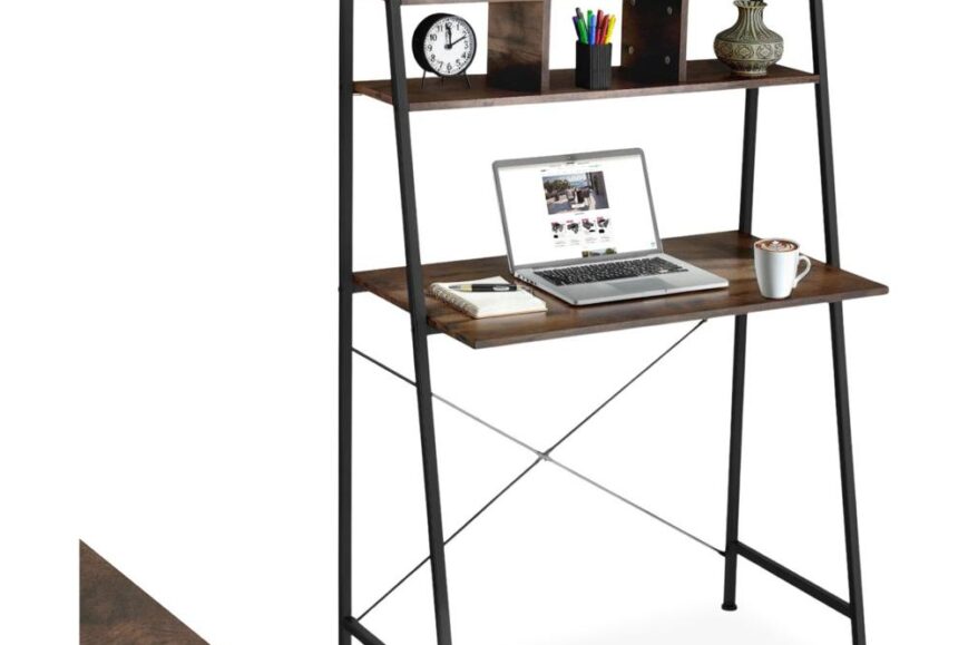 Een moderne bureau met een industriële uitstraling, bestaande uit een houten werkblad en metalen steunbeugels. Op het bureau staan een laptop, een koffie-mok, bureauaccessoires en decoratieve elementen op de bovenste planken.