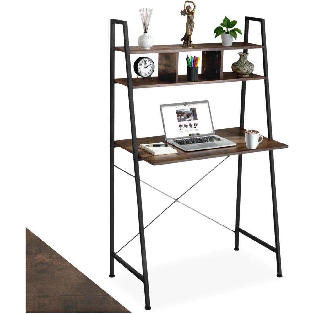 Een moderne bureau met een industriële uitstraling, bestaande uit een houten werkblad en metalen steunbeugels. Op het bureau staan een laptop, een koffie-mok, bureauaccessoires en decoratieve elementen op de bovenste planken.