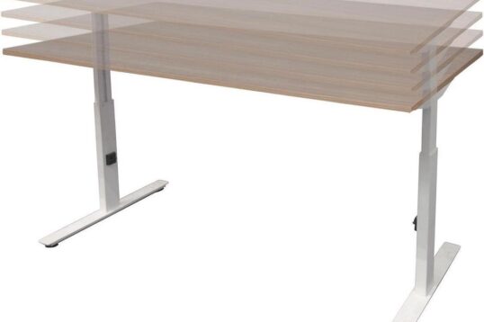 Een moderne bureautafel met een houten blad en verstelbare hoogte. De tafel heeft een minimalistisch design met een metalen frame in een industriële uitstraling.