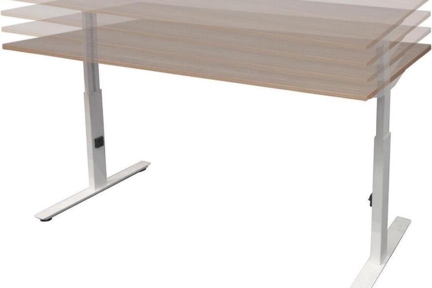Een moderne bureautafel met een houten blad en verstelbare hoogte. De tafel heeft een minimalistisch design met een metalen frame in een industriële uitstraling.