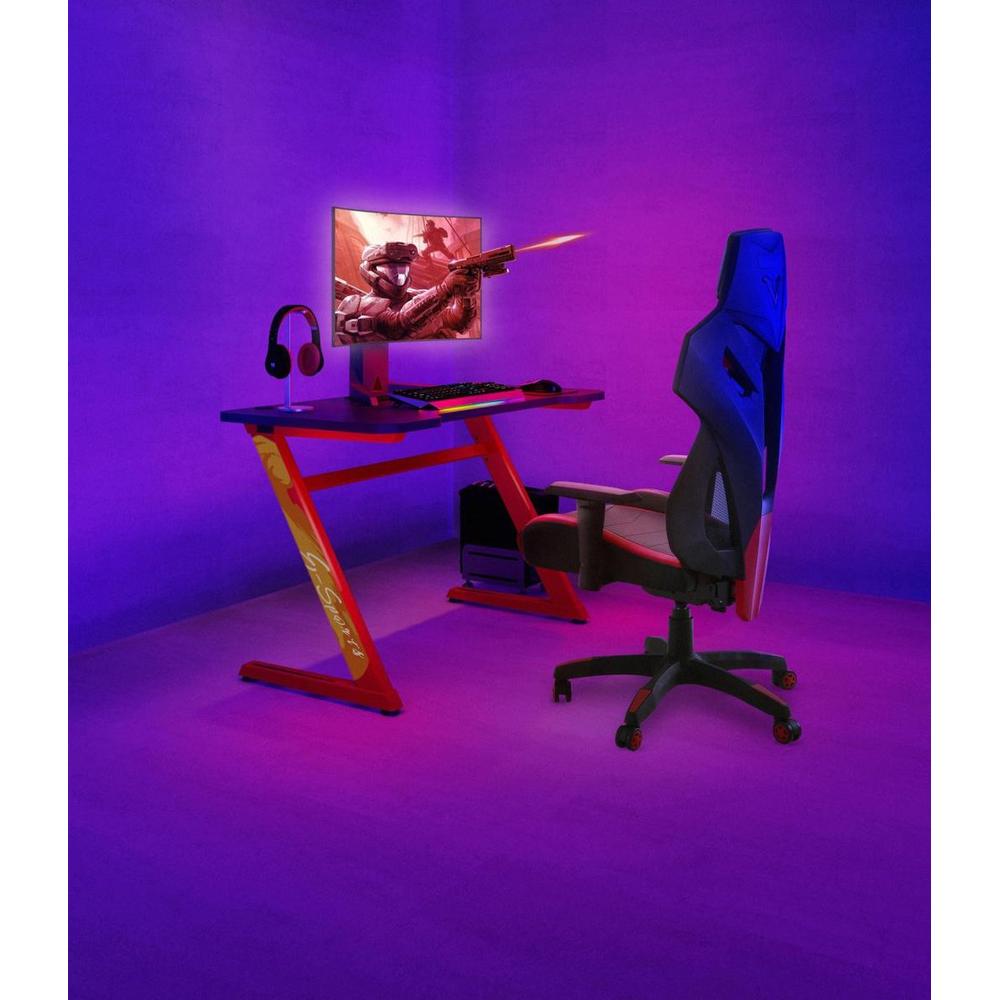 Een moderne gamestudio met een kleurrijke achtergrond in paars en blauw. Op het bureau staat een monitor met een actievolle gameafbeelding, naast een gamingheadset en toetsenbord, terwijl een ergonomische gamingstoel op de achtergrond staat.