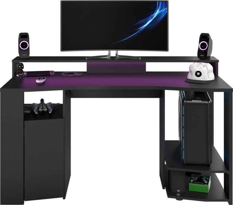 Een moderne gamingdesk met een groot scherm, kleurrijke luidsprekers en verschillende accessoires. De bureaublad is paars en er staat een gaming-pc en een hoed op de desktop.
