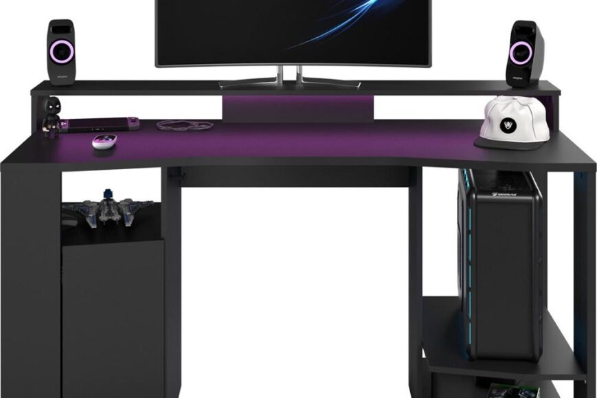 Een moderne gamingdesk met een groot scherm, kleurrijke luidsprekers en verschillende accessoires. De bureaublad is paars en er staat een gaming-pc en een hoed op de desktop.