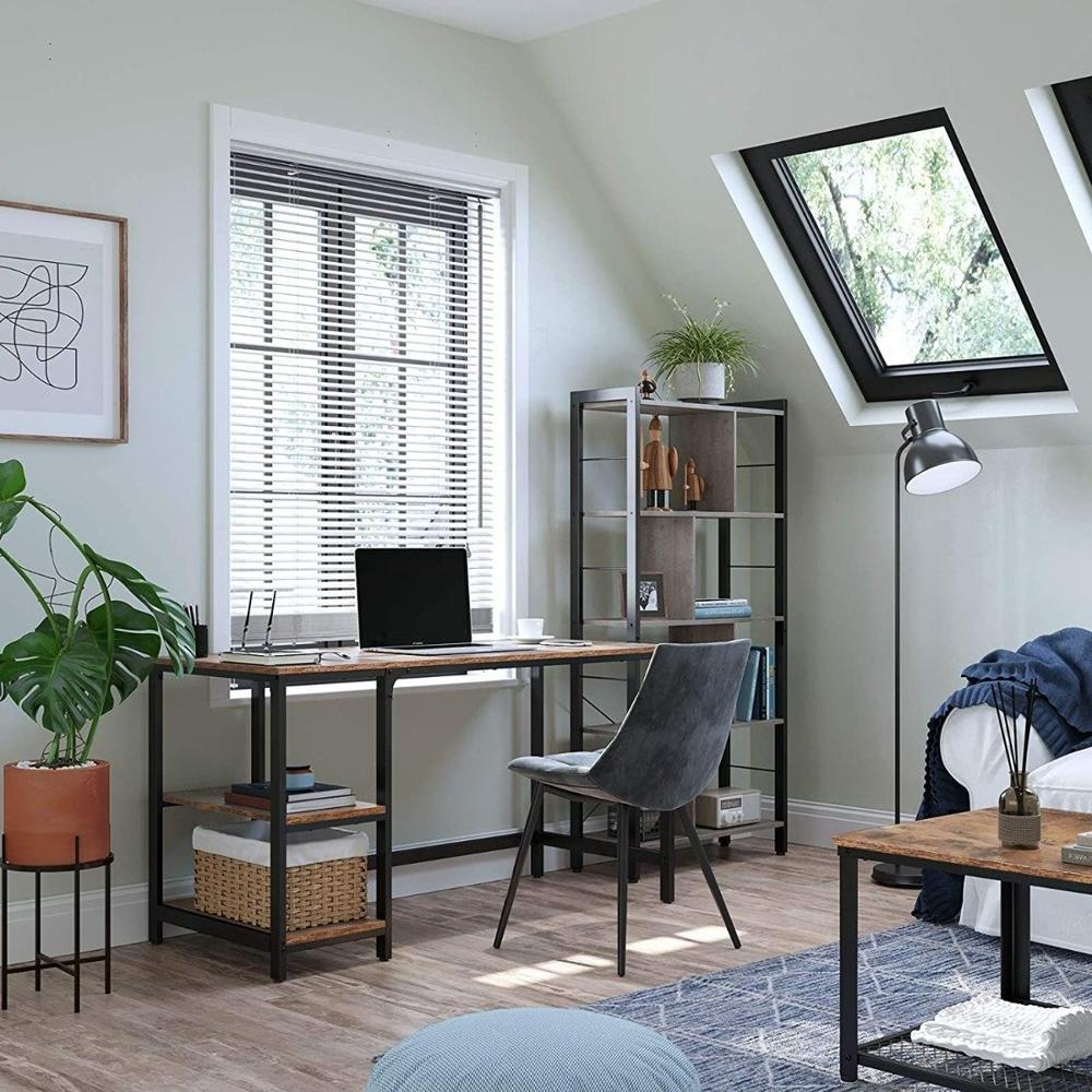 Moderne werkomgeving met een houten bureau, een grijze stoel en een laptop. Een grote raam met jaloezieën biedt natuurlijk licht, terwijl een plantenpot en een boekenkast de ruimte aanvullen.