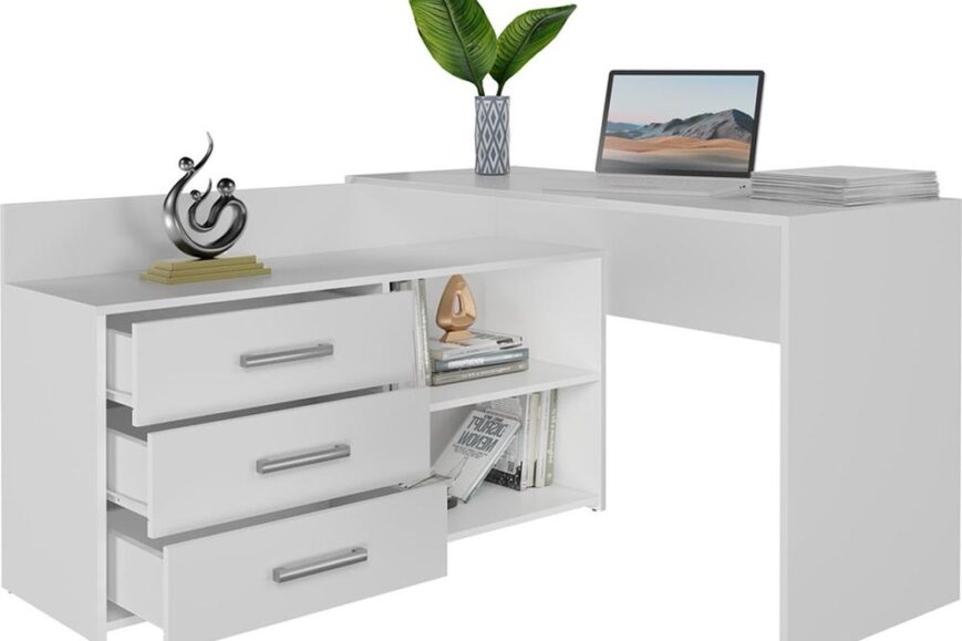 Moderne witte bureau met drie lades en open rekken voor boeken en documenten. Bovenop het bureau staan een laptop en een vaas met een groene plant, wat bijdraagt aan een frisse en opgeruimde uitstraling.