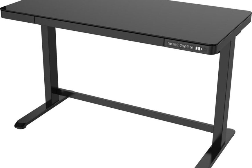 Een moderne, zwarte bureau met een gladde afwerking en een strakke, minimalistische uitstraling. Het bureau is uitgerust met een bedieningspaneel aan de zijkant voor gebruiksgemak.