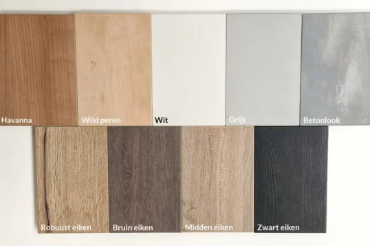 MRC PRO zit-sta bureau met kleurstalen van diverse bladen in eiken en betonlook op een lichte ondergrond