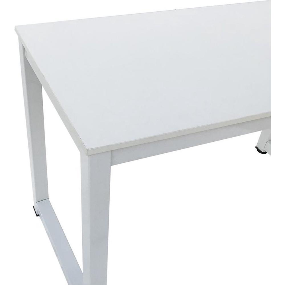 Een witte tafel met een strak en eenvoudig ontwerp. De afbeelding toont een close-up van de tafelblad en een deel van de onderconstructie.