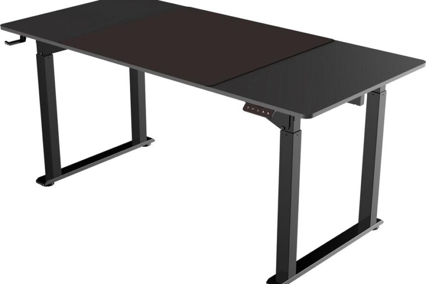 Zwarte verstelbare bureau met een moderne uitstraling en een stevige metalen basis. Het bureau heeft een ingebouwd bedieningspaneel aan de zijkant voor hoogte-instelling.